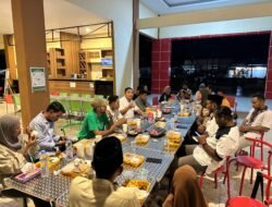 Dosen UNSAN Bacan Bukber Bersama Mahasiswa di UMKM Milinial Bacan