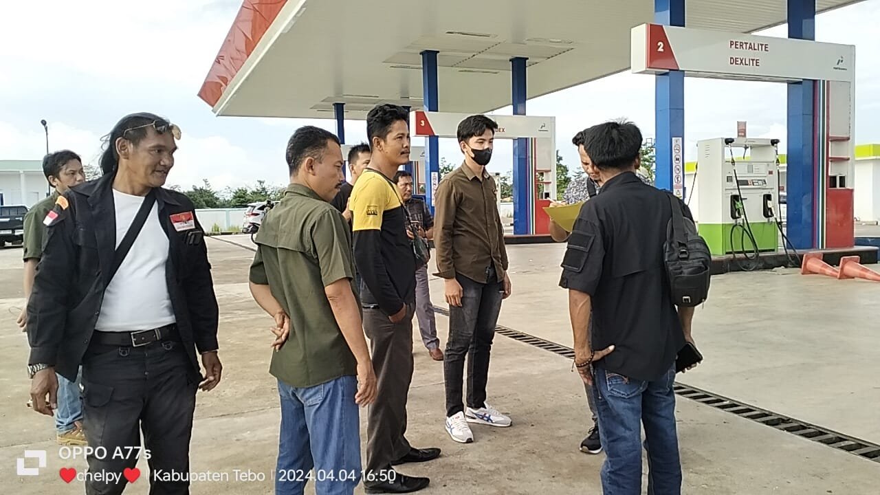 Tindakan Anarkis dilakukan OlehOknum petugas SPBU,24.375.82, Pal 10 Tebo, Kepada Konsumen