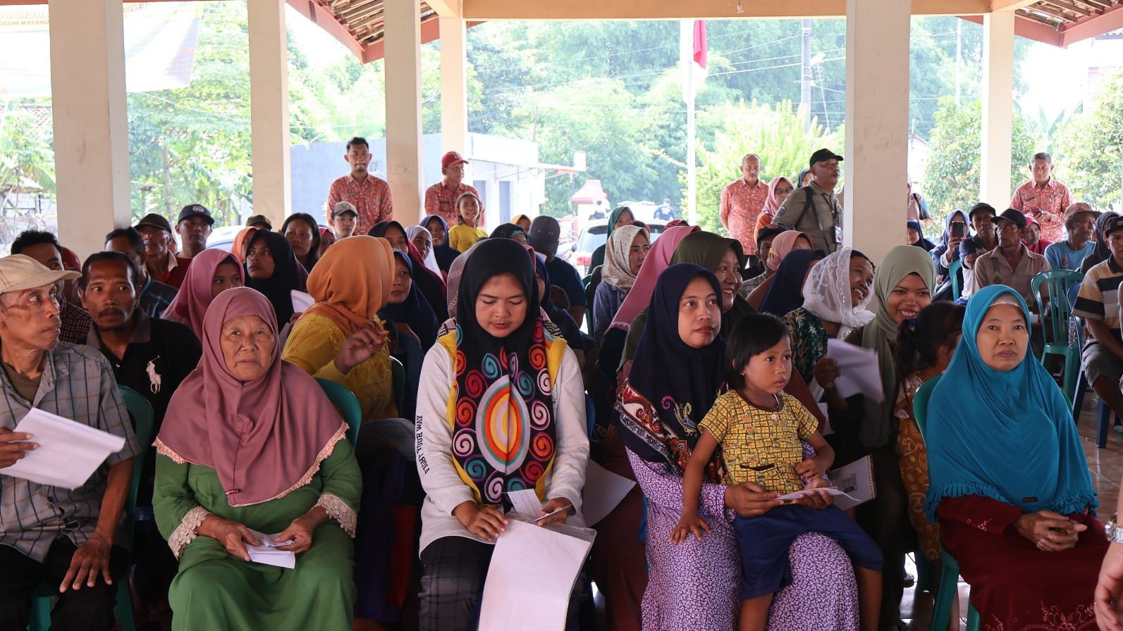 Bupati Ikfina Salurkan Bantuan Cadangan Pangan Tahap Tiga Kepada 2.067 KK