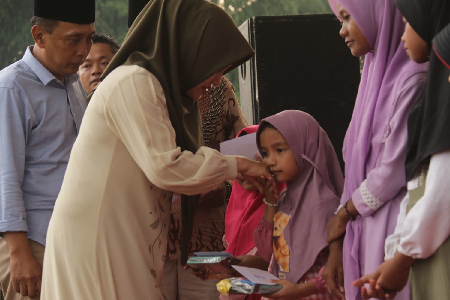 Berbagi Kebahagiaan Bersama Anak Yatim Dan Dhuafa, Bupati Ikfina Apresiasi Kekompakan Senilori