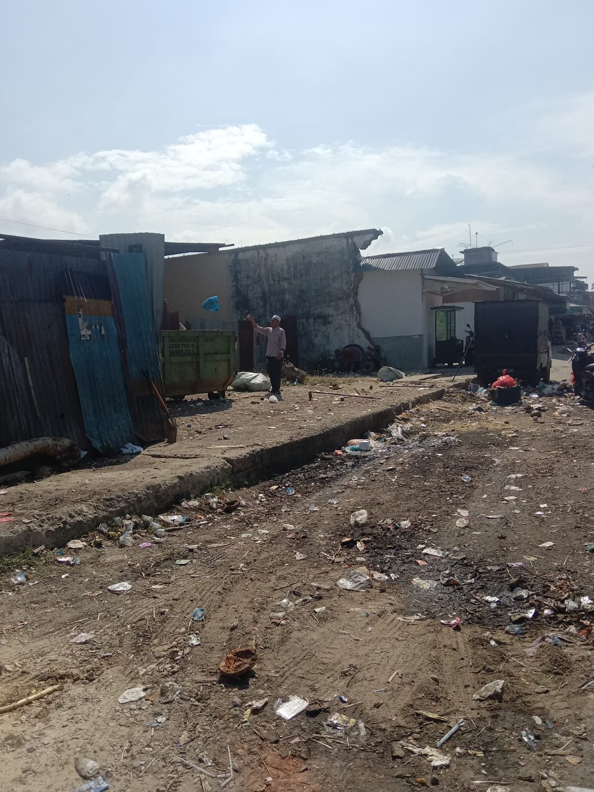 Langsung Gerak Cepat Instruksi Kadis LH Aceh Timur Membersihkan Sampah'Menyambut Hari Raya Idul Fitri