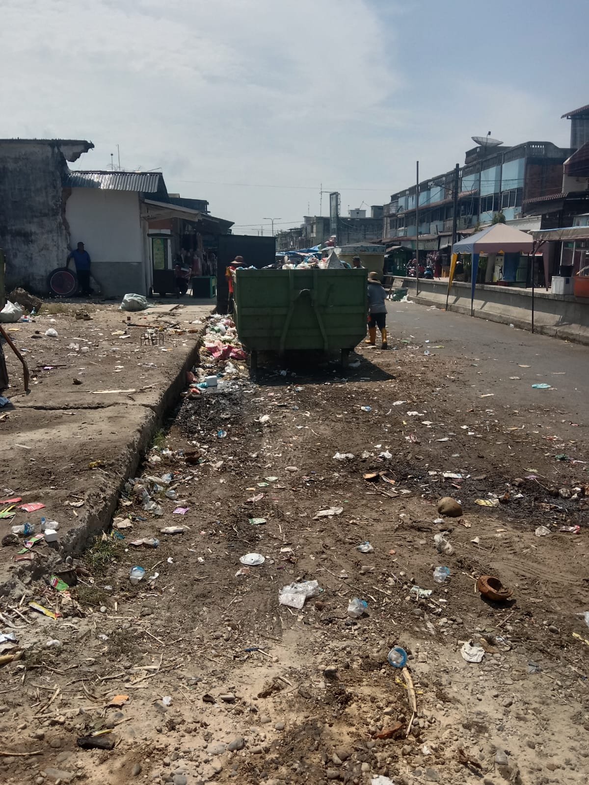 Langsung Gerak Cepat Instruksi Kadis LH Aceh Timur Membersihkan Sampah'Menyambut Hari Raya Idul Fitri