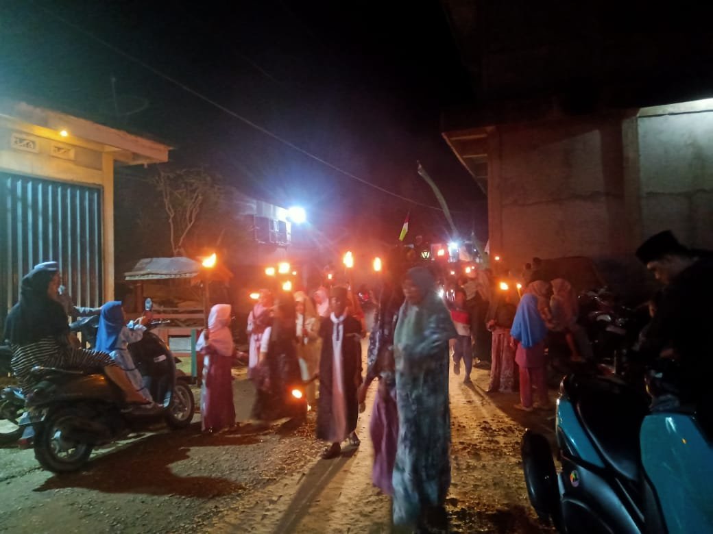 Masyarakat Desa peninjauan Antusias menyambut Hari Raya Idul Fitri 2024 Gelar Pawai Obor Dan Takbir