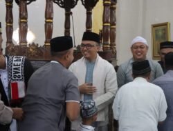 Kapolres Aceh Timur Bersama Pejabat Utama dan Para Kapolsek Sholat Ied di Masjid Babuttaqwa