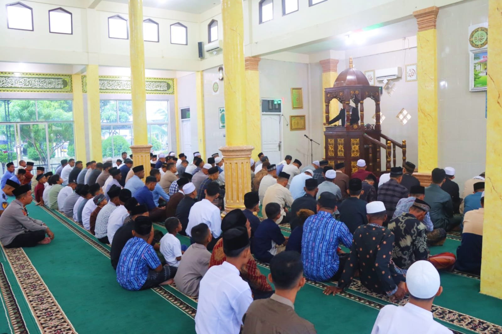 Kapolres Aceh Timur Bersama Pejabat Utama dan Para Kapolsek Sholat Ied di Masjid Babuttaqwa