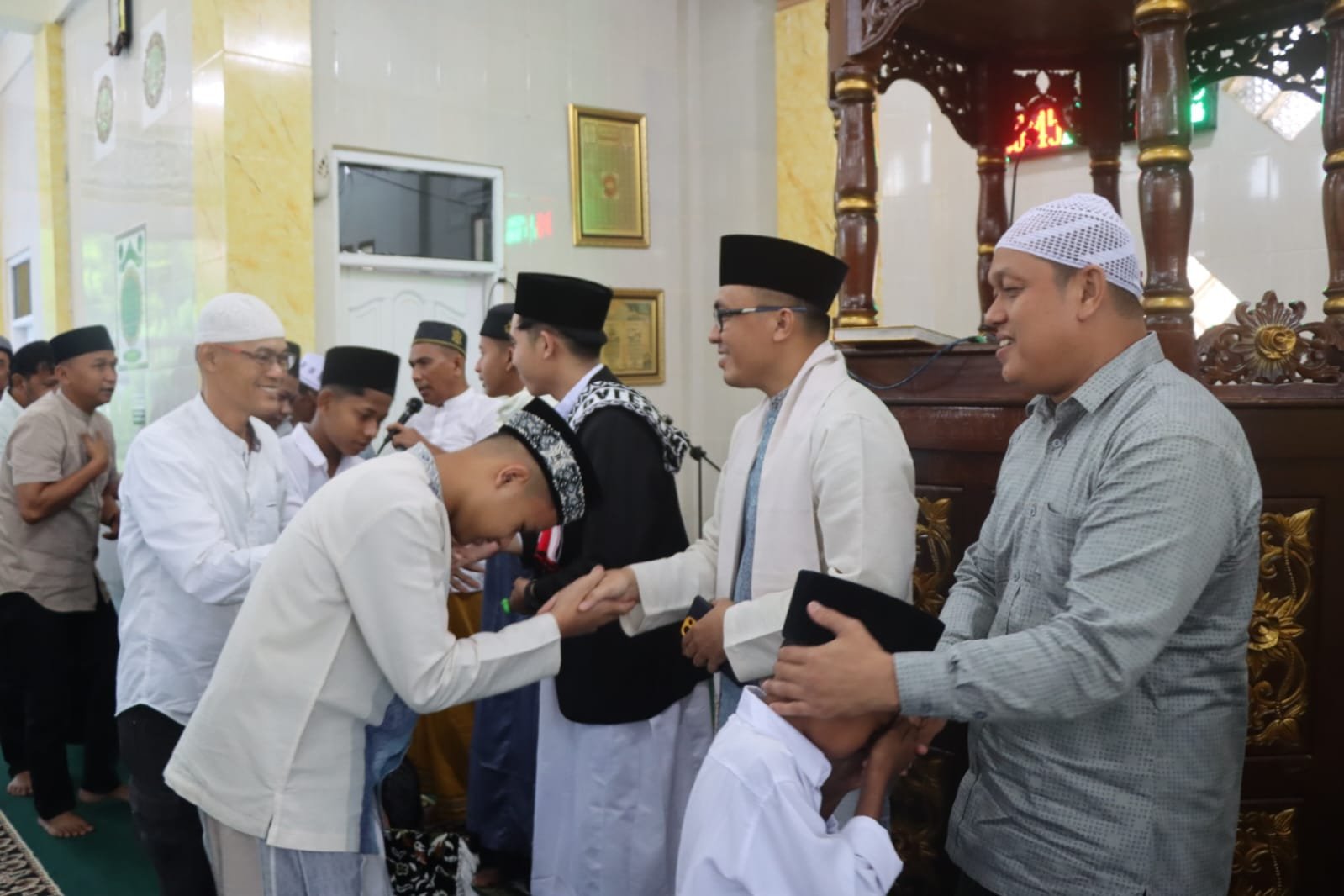 Kapolres Aceh Timur Bersama Pejabat Utama dan Para Kapolsek Sholat Ied di Masjid Babuttaqwa