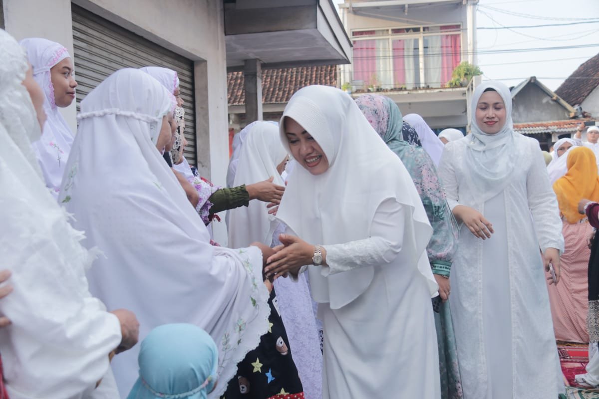 Bupati Ikfina Gelar Salat Idul Fitri 2024 Bersama Warga - Serahkan Dana Hibah Pengembangan Masjid Rahmat Jatirejo