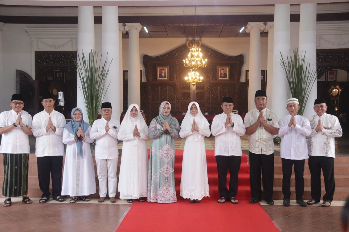 Bupati Ikfina Gelar Salat Idul Fitri 2024 Bersama Warga - Serahkan Dana Hibah Pengembangan Masjid Rahmat Jatirejo