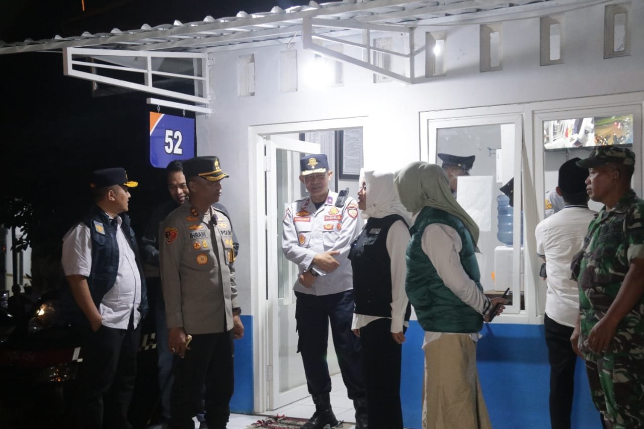 Bupati Mojokerto Bersama Forkompinda Tinjau Pos Pamyan, Pantau Arus Mudik Jelang Lebaran Idul Fitri 2024