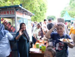 Usai Halal bi Halal dengan Gus Muhdlor, Ribuan Warga Langsung Serbu Makanan dan Jajanan di Halaman Pendopo