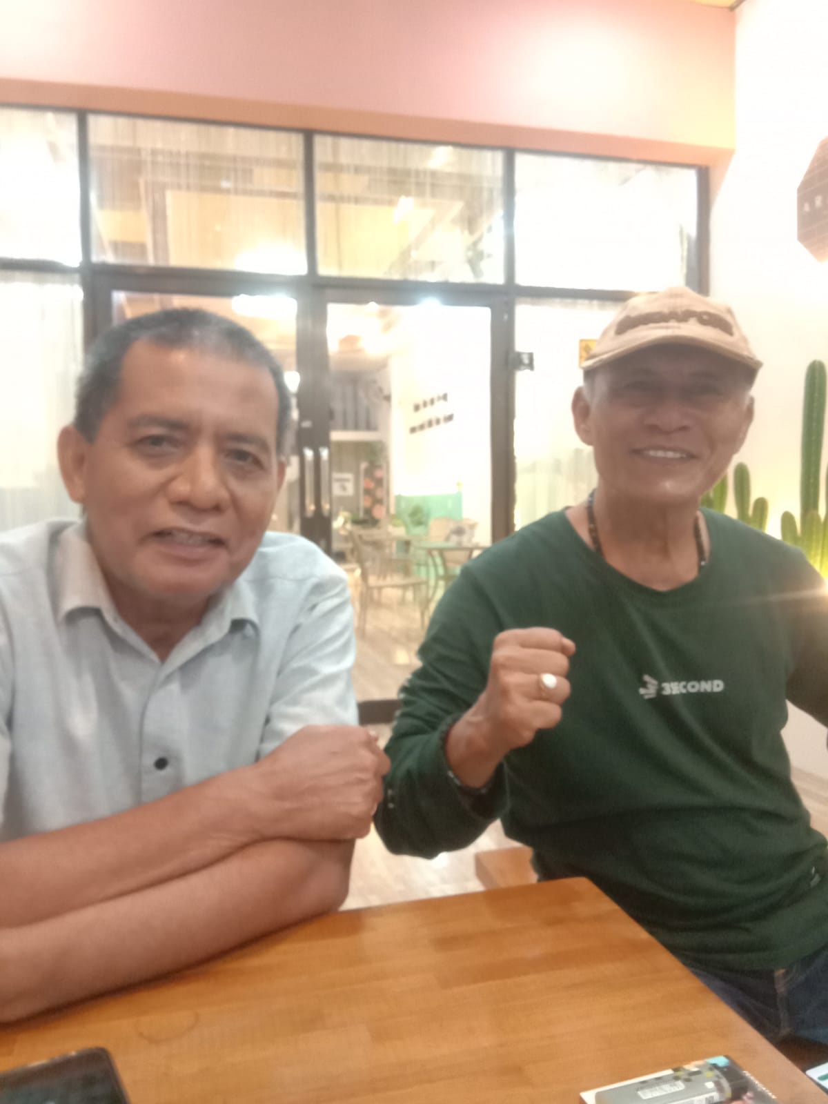 Keterangan Photo: Nazaruddin Pulungan (Ketua Himpunan Pensiunan Kota Pematang Siantar, Kab Simalungun Sumatera Utara (Baju Putih, Drs Koni Ismail Siregar (Pakai Topi)