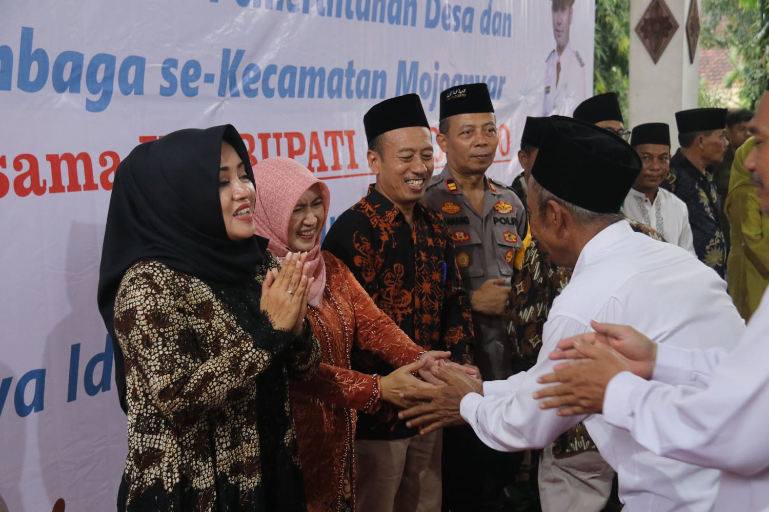 Halal Bihalal Dengan Warga Kecamatan Mojoanyar, Bupati Ikfina Sampaikan Apresiasi Turut Jaga Kondusifitas Covid-19 - Pemilu 2024