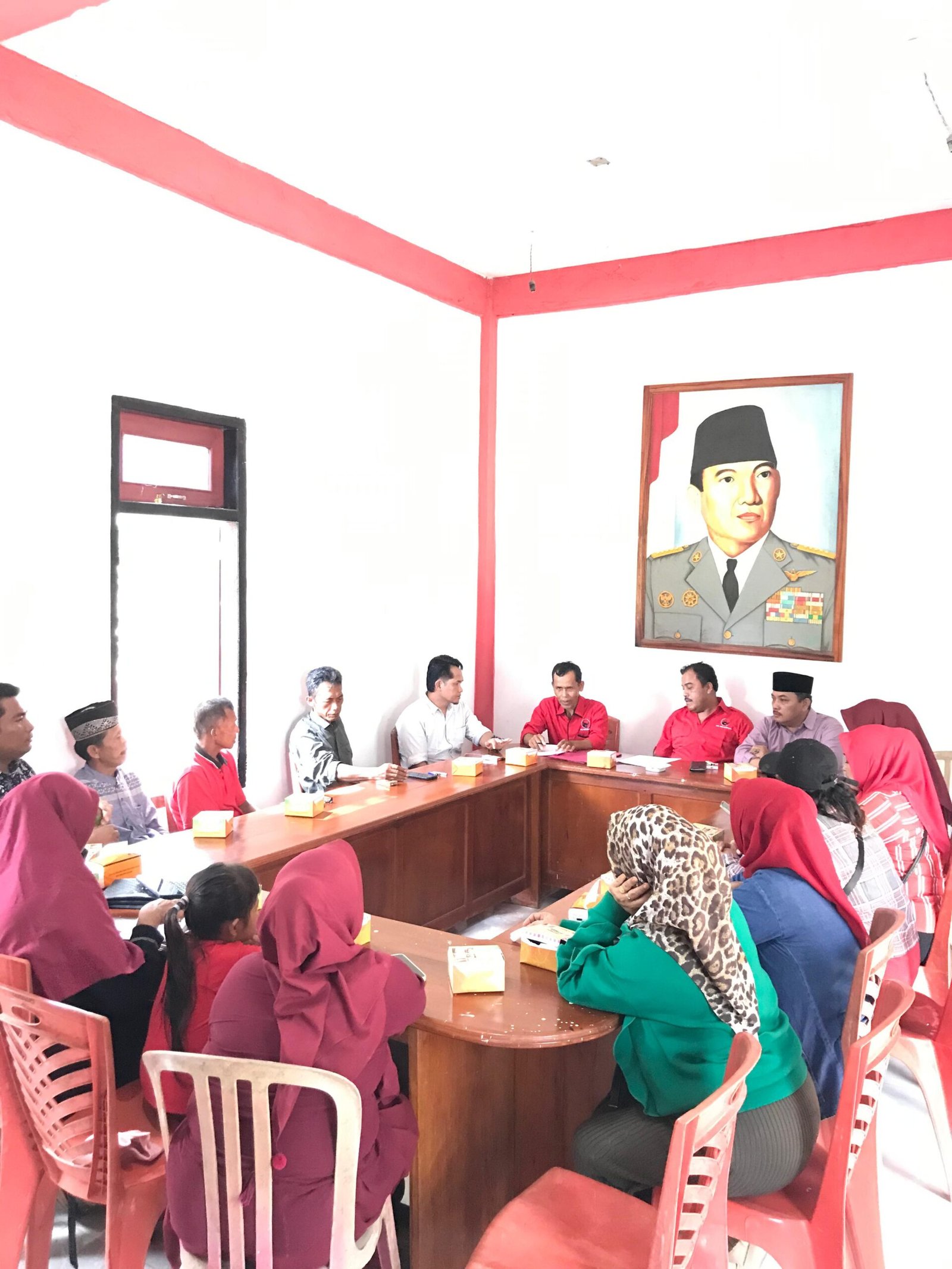 Salah satu Putra Terbaik Tebo Hamdi ,S,Sos,MM didampingi puluhan tim Srikandi Rimbo bujang daftar ke DPC PDIP Tebo
