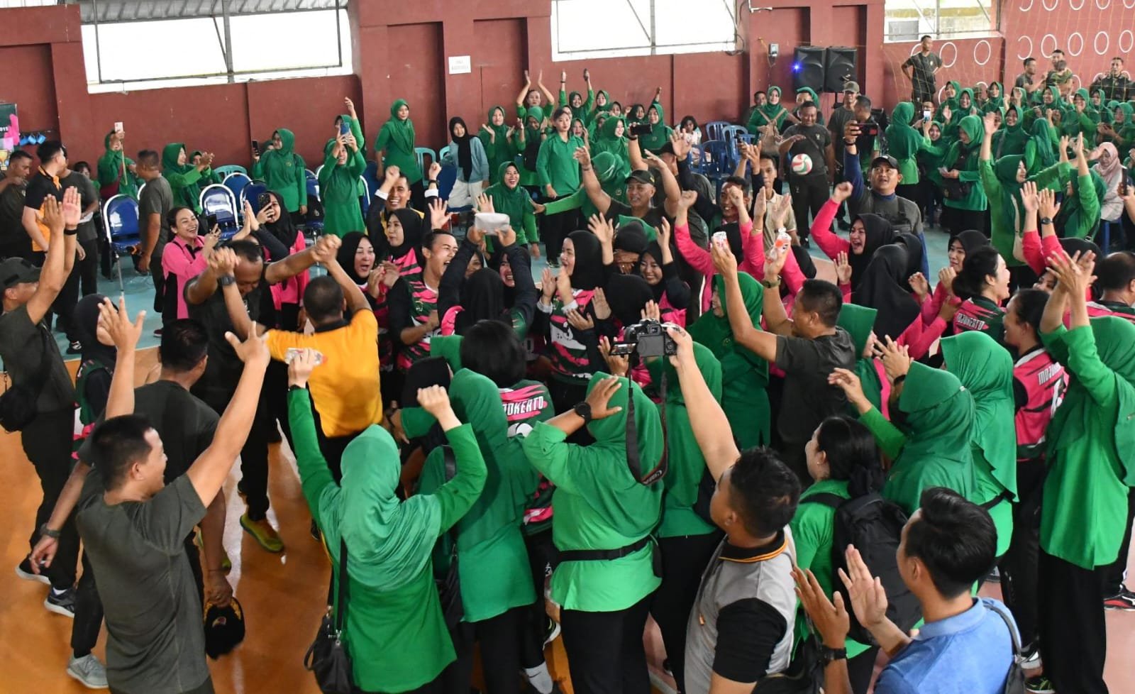 Seru Jalannya Pertandingan Eksibisi Fun Volley Ball & Final Ranting Persit Cabang Kodim Mojokerto