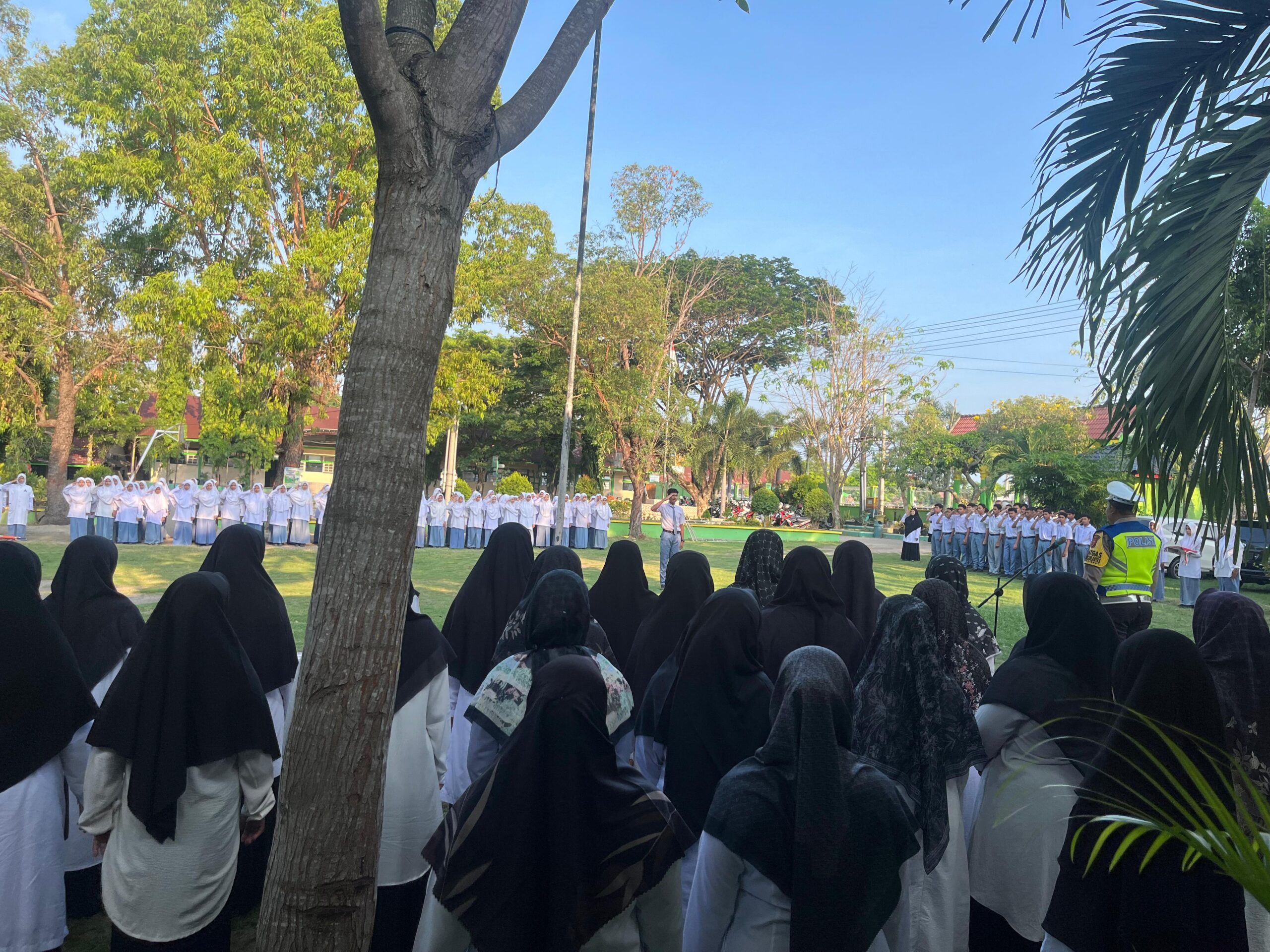 Polisi' Saweu Sikula Dalam Rangka Sosialisasi Tertib Lalulintas Di Sekolah 17 Kecamatan Wilayah Hukum Polres Bireuen