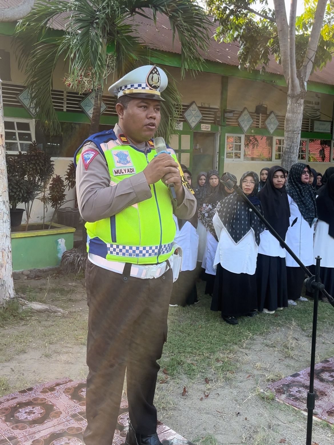 Polisi' Saweu Sikula Dalam Rangka Sosialisasi Tertib Lalulintas Di Sekolah 17 Kecamatan Wilayah Hukum Polres Bireuen