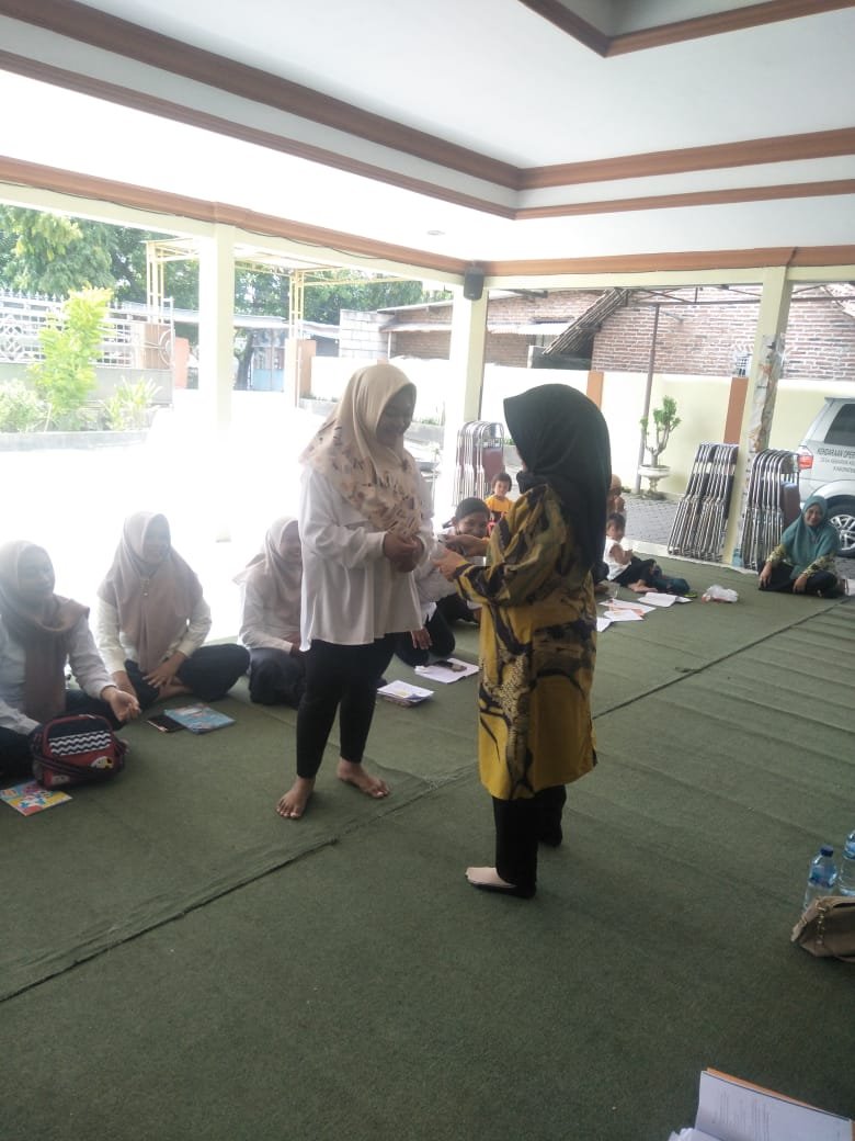 Pemberian Apresiasi dari Ketua Pembina TPPKK, Sri Sunarnik kepada Peserta SOTH