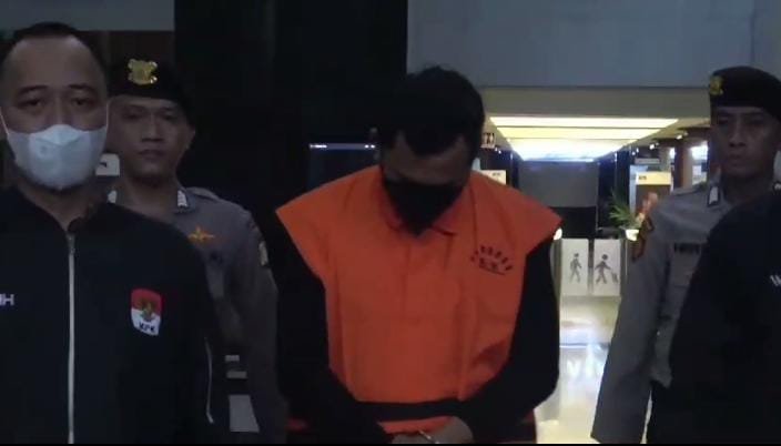 Kenakan Rompi Orange, KPK Putuskan Penahanan Bupati Mudhlor Sidoarjo