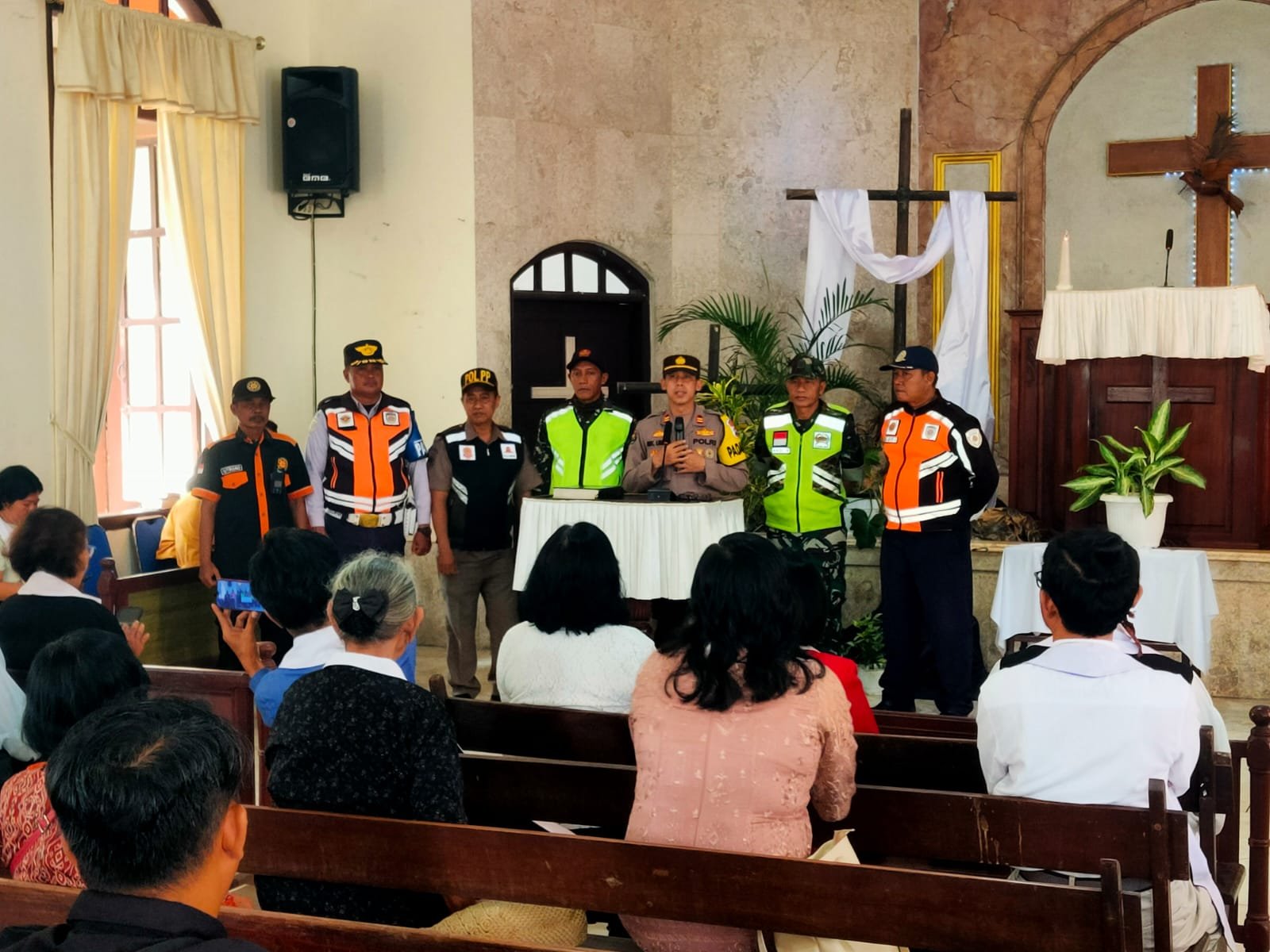 Berikan Rasa Aman Dan Nyaman, Kapolsek Dlanggu Terima Penghargaan Dari Gereja GKJW