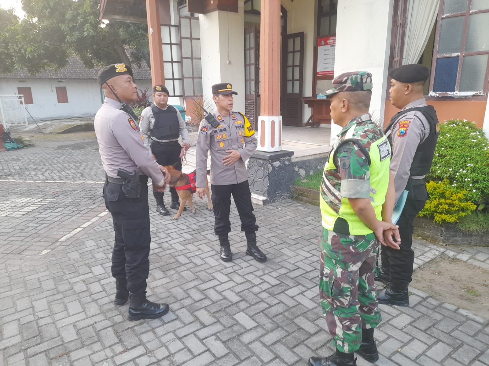TNI Polri bersama Ormas di Mojokerto Beri Rasa Aman Ibadah Kenaikan Yesus Kristus