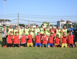 Menjaga Tali Silaturahmi Plt. Bupati Sidoarjo Subandi, Ikuti Pertandingan Laga Sepakbola Antar Kades Se Kecamatan Waru