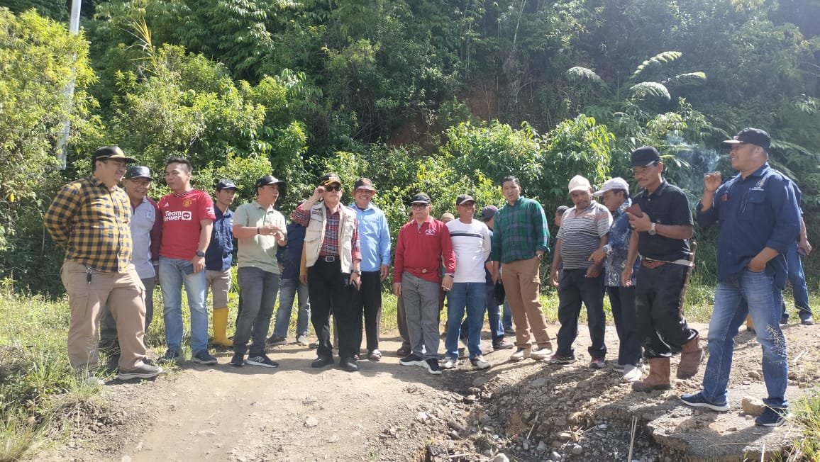 Wali Kota Sungai PenuhAhmadi Zubir, Meninjau Kondisi Jalan Yang Terkena Longsor
