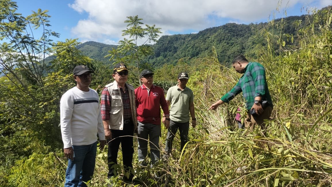 Wali Kota Sungai PenuhAhmadi Zubir, Meninjau Kondisi Jalan Yang Terkena Longsor