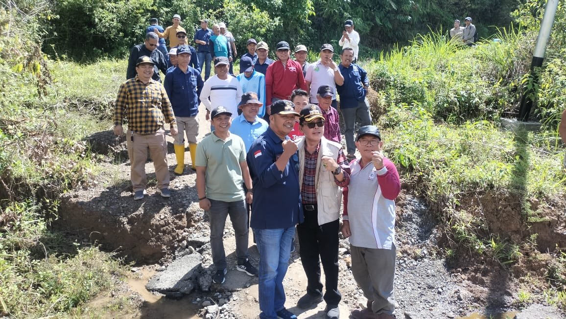 Wali Kota Sungai PenuhAhmadi Zubir, Meninjau Kondisi Jalan Yang Terkena Longsor