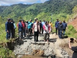 Wali Kota Sungai Penuh Ahmadi Zubir, Meninjau Kondisi Jalan Yang Terkena Longsor