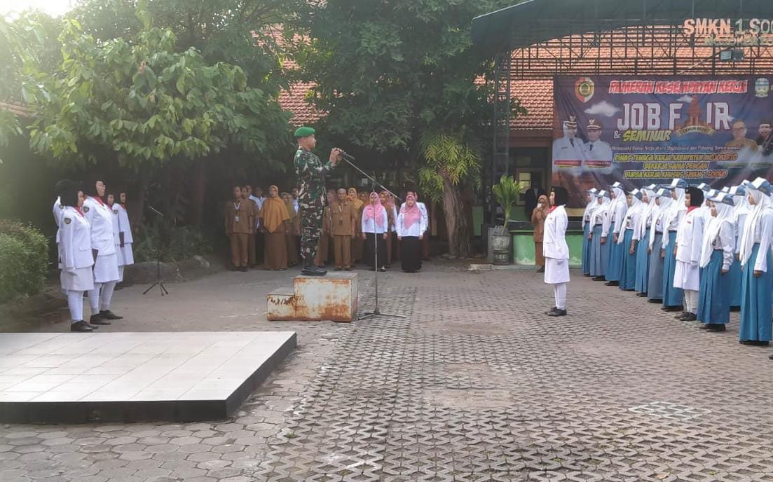 Upacara Bendera, Danramil 0815/03 Berikan Motivasi Pelajar SMKN 1 Sooko