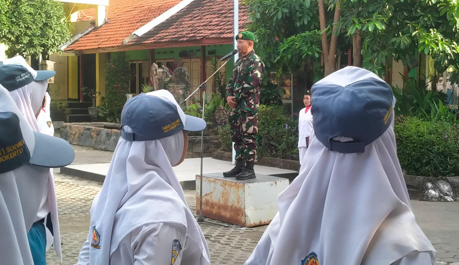 Upacara Bendera, Danramil 0815/03 Berikan Motivasi Pelajar SMKN 1 Sooko