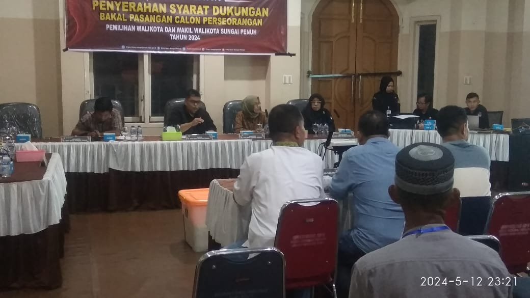 Pasangan Bakal CalonWali Kota dan Wakil Wali Kota Sungai Penuh Pusri Hasyim dan Mulyadi Yacoup Datang ke KPU Menyerahkan Dokumen Dukungannya