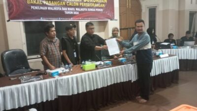 Pasangan Bakal Calon Wali Kota dan Wakil Wali Kota Sungai Penuh Pusri Hasyim dan Mulyadi Yacoup Datang ke KPU Menyerahkan Dokumen Dukungannya