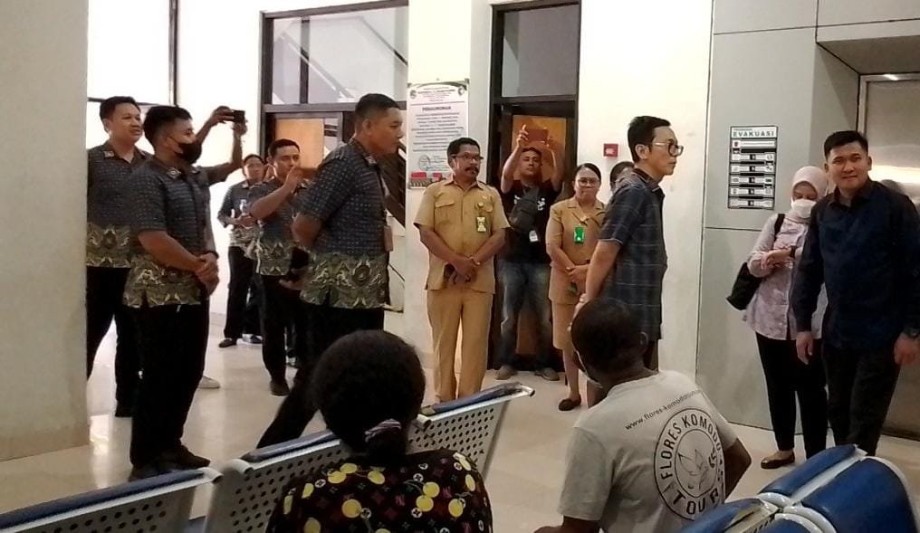 Anggota Dewan Pengawas (Dewas) BPJS Kesehatan Ibnu Naser Arrohimi berkunjung ke Kabupaten Sikka