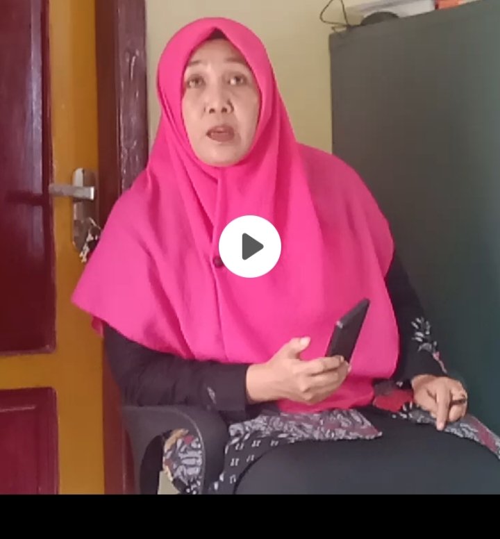 Foto kepsek Madrasah Aliyah Swasta Babang Halsel. Darmawati Bahar S.Pd.