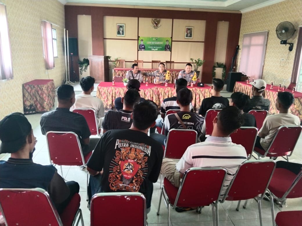 Polsek Dlanggu Jalin Komunikasi Lebih Erat Dengan Masyarakat Melalui Jumat Curhat