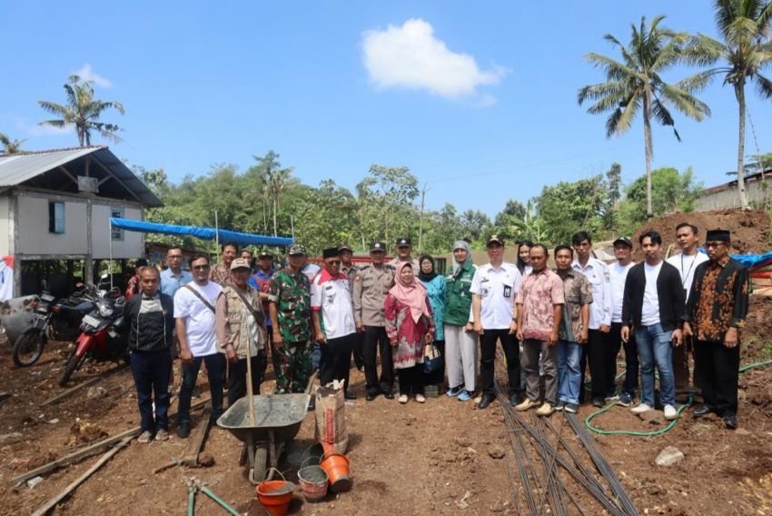 Bukti Komitmen dan Sinergi terhadap Gerakan Sosial Masyarakat, PLN Salurkan CSR kepada Pokmas Kampung Sigrak