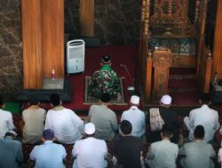 Anggota Satgas TMMD dan Warga Desa Penambangan Gelar Sholat Jum’at Berjemaah di Masjid Jami’ Baitur Ridlwan