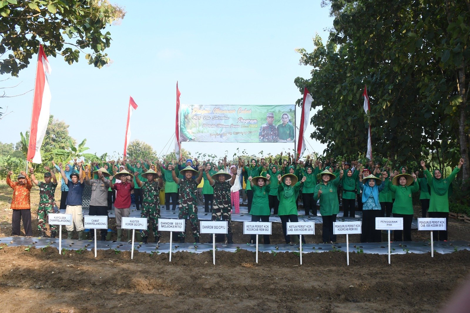 Tanam 4000 Bibit Cabe, Danrem 082/CPYJ : Komitmen TNI Berkontribusi Wujudkan Hanpangan Nasional