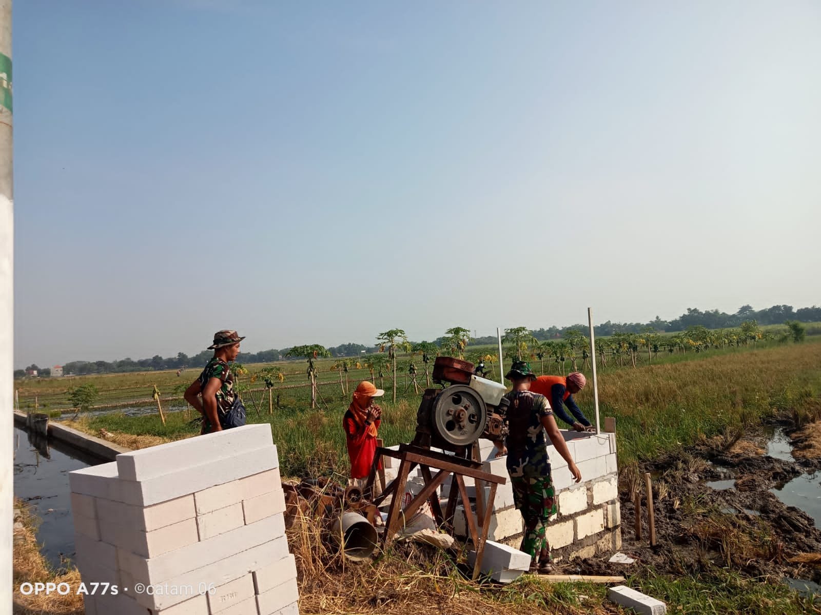 Semangat Tak Kenal Lelah, Satgas TMMD ke-120 Kodim 0816/Sidoarjo Buat Sumur Bor untuk Petani Desa Penambangan