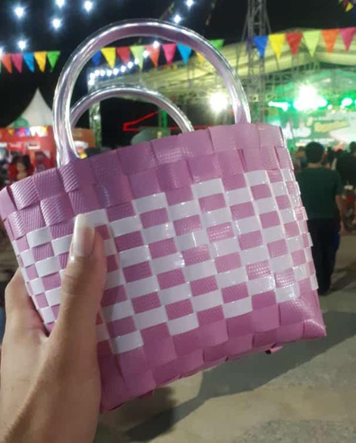 Tas Anyaman Kecil Dengan Warna Pink Kombinasi Warna Putih Menjadi Favorit bagi Kalangan Anak-anak, Anak Muda, Dewasa hingga Tua