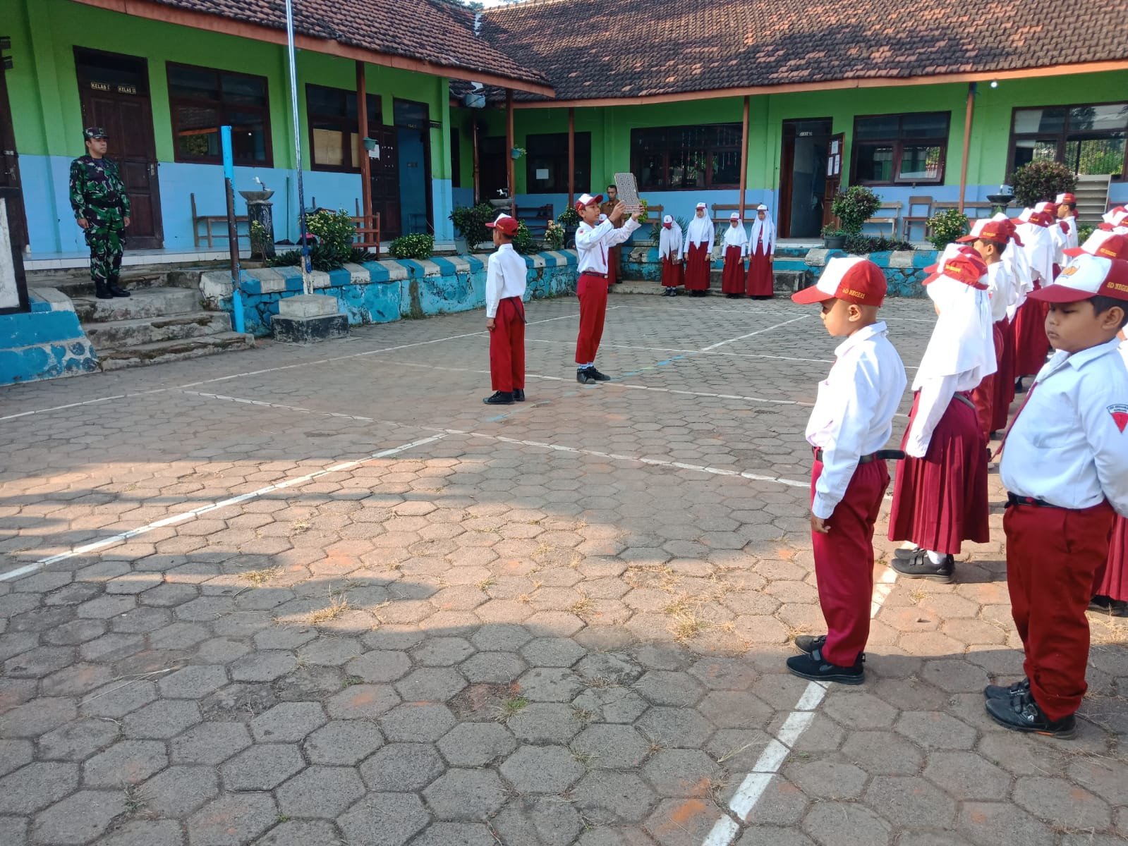 Wasbang SDN Begaganlimo, Bati Wanwil Koramil Gondang Sampaikan Pengamalan Nilai-Nilai Pancasila