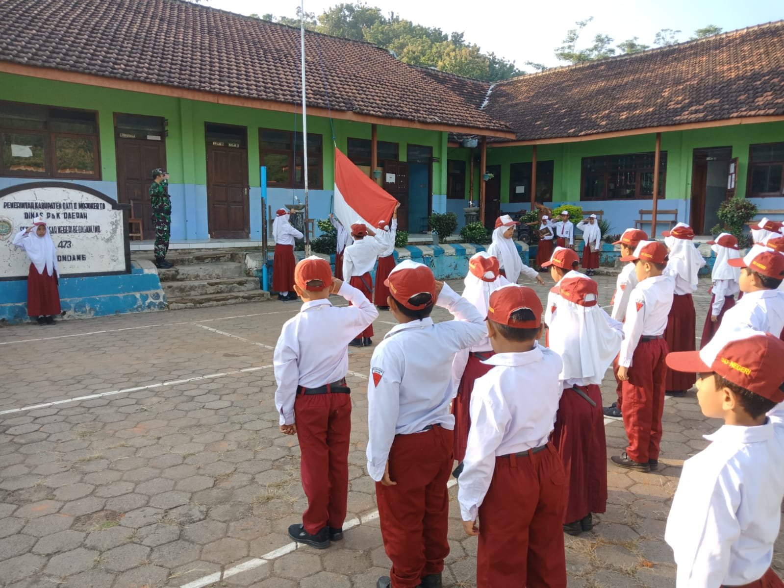 Wasbang SDN Begaganlimo, Bati Wanwil Koramil Gondang Sampaikan Pengamalan Nilai-Nilai Pancasila