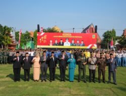 Pj. Wali Kota Mojokerto Serahkan Penghargaan Pada Peringatan Harkitnas 2024