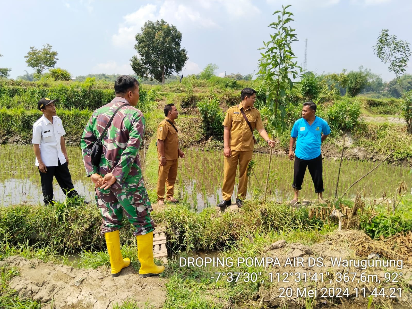 Danramil 0815/16 Pacet Bareng Distan & Poktan Survey Sumber Air Pompanisasi