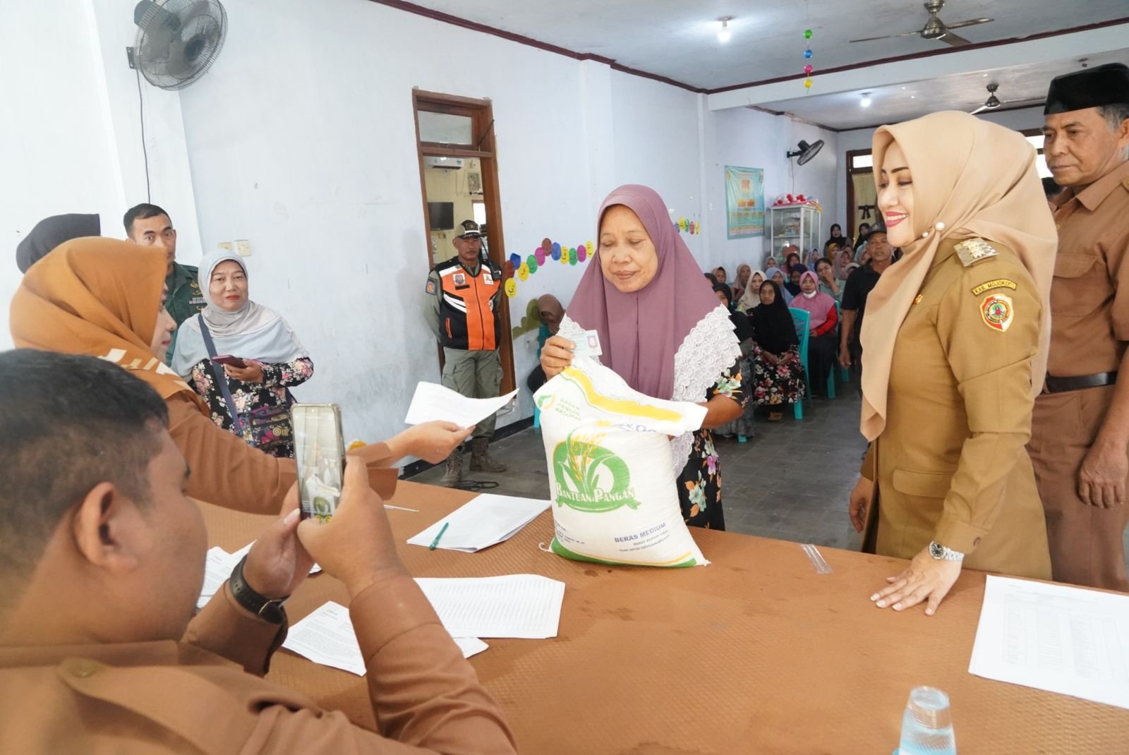 Bupati Ikfina Salurkan Bantuan Beras Ke 346 KPM Desa Wringinrejo