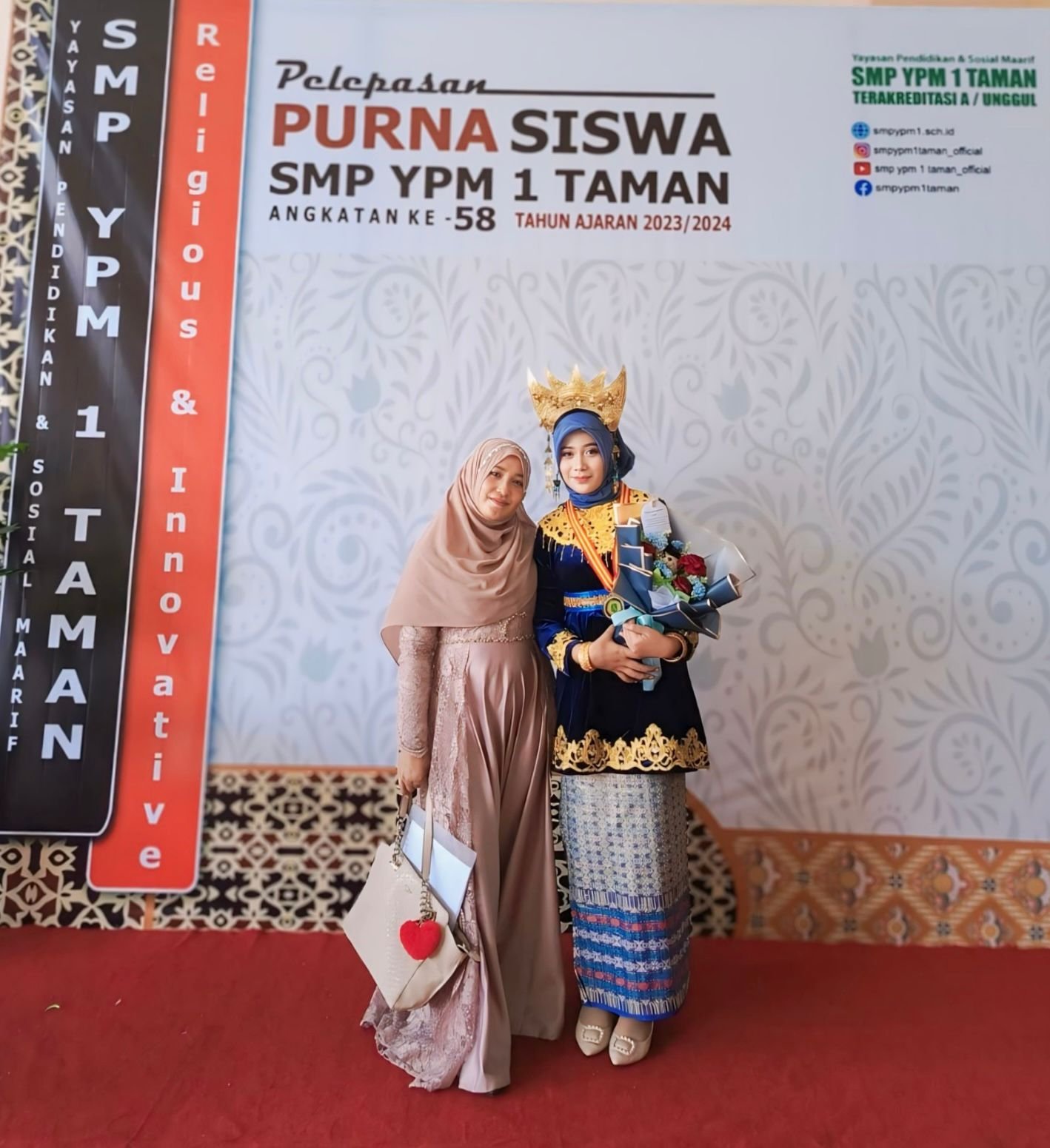 Jesca Wen Lin Pamela Bersama Dengan Ibunda Anik Nurul Rochman, Saat Acara Pelepasan Purna Siswa SMP YPM 1 Taman 