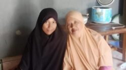 Ibu Sitti Kartini, bersama anaknya. (Doc. Mahasiswa UNIMOF, Siti Amina)