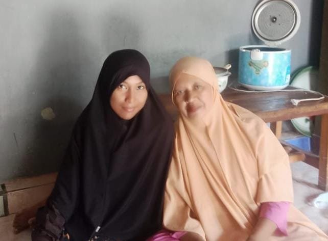 Ibu Sitti Kartini, bersama anaknya. (Doc. Mahasiswa UNIMOF, Siti Amina)