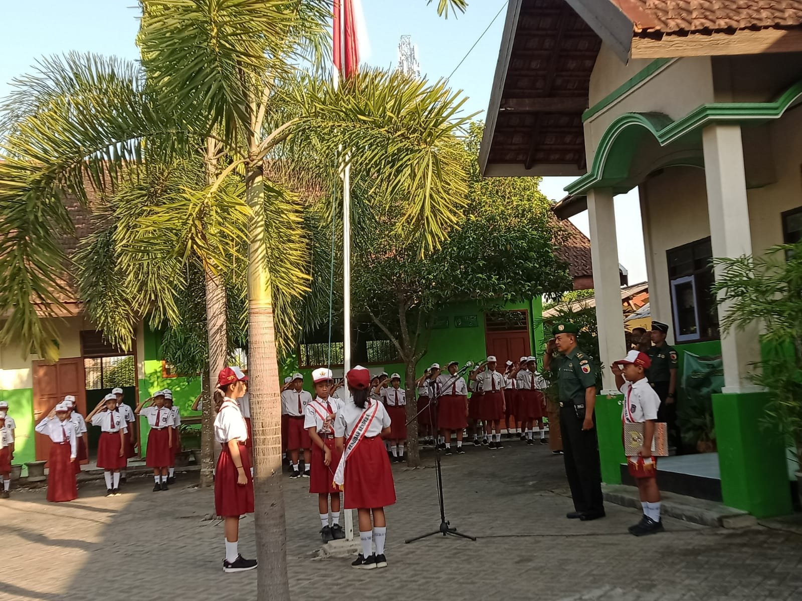 Bati Tuud Koramil 0815/07 Jetis Bekali Wasbang Pelajar SDN Mojorejo 1